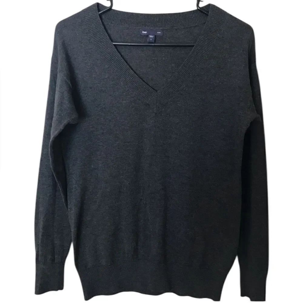 Gap grey v neck sweater size small